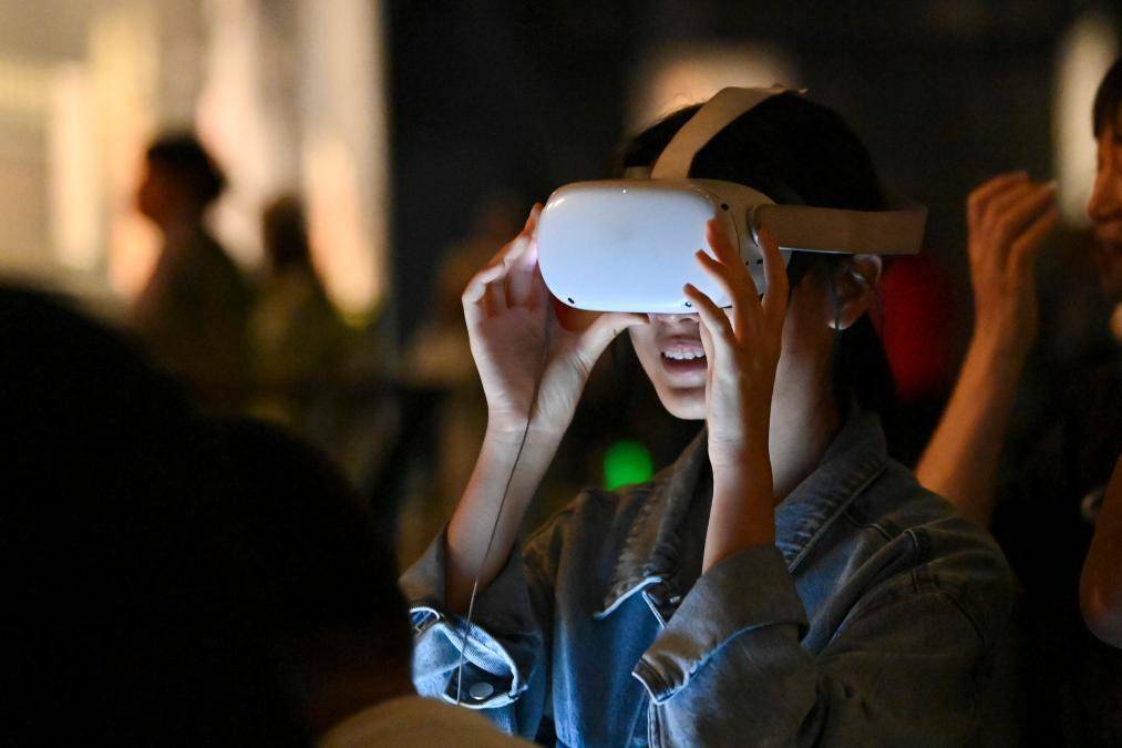 5月17日,遊客通過VR設備遊覽太原北齊壁畫博物館。新華社記者 楊晨光 攝