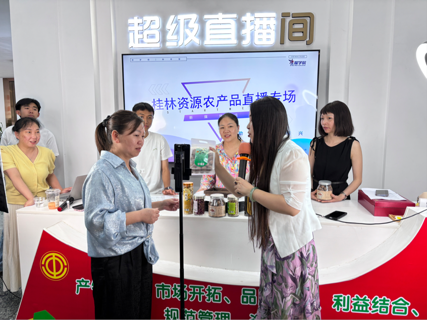 图为“村播带货”学员在实操演练中。