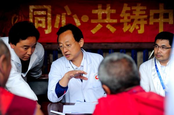 步长制药董事长赵涛在藏区寺院给僧侣诊疗