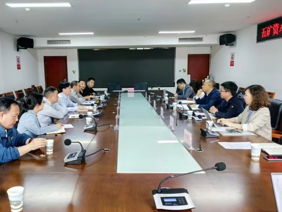 图:五矿资本一行与彝良县领导座谈