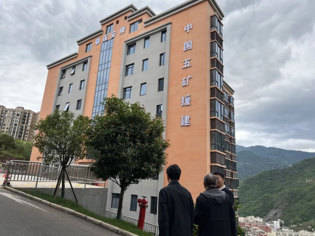 图:五矿资本一行前往集团公司援建的彝良县新城中学考察