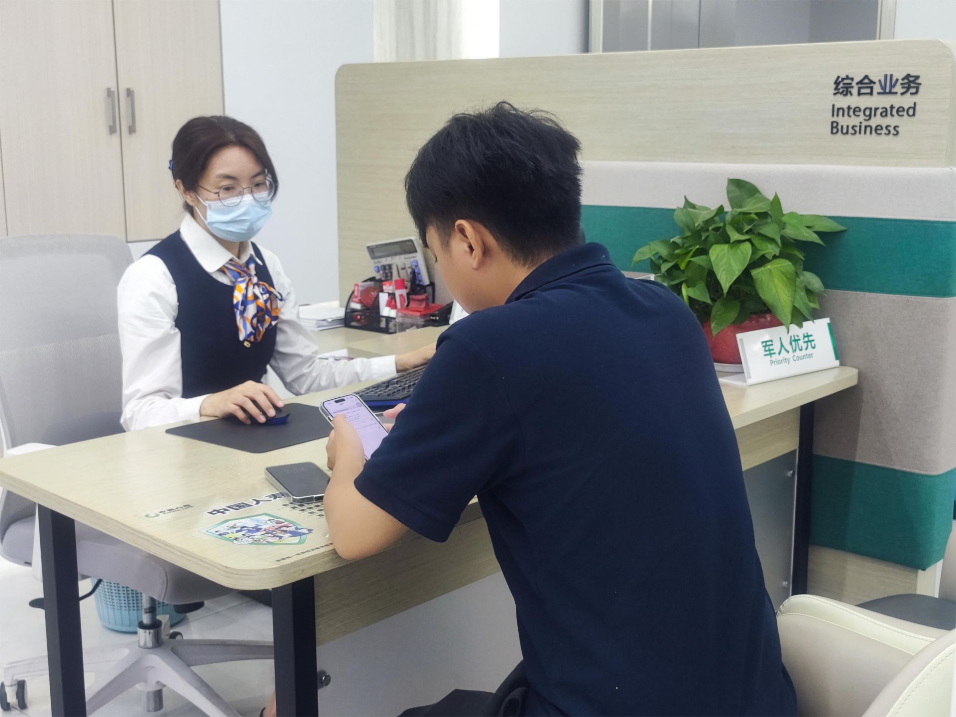 工作人员为客户提供便捷专业服务。