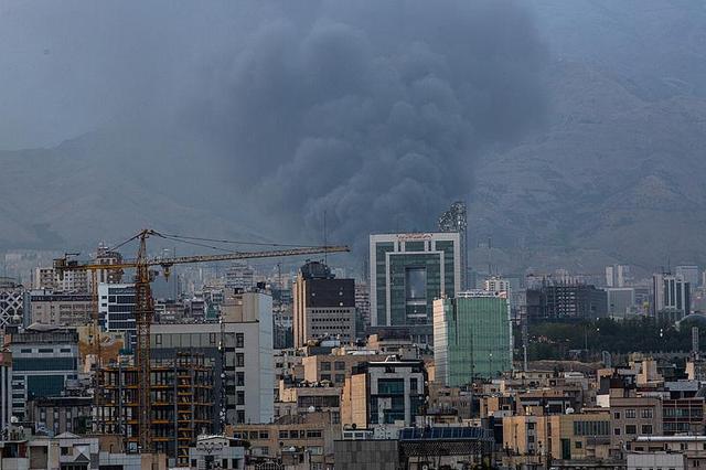 当地时间2025年6月16日,伊朗德黑兰北部地区,以色列空袭后浓烟滚滚。图源:视觉中国