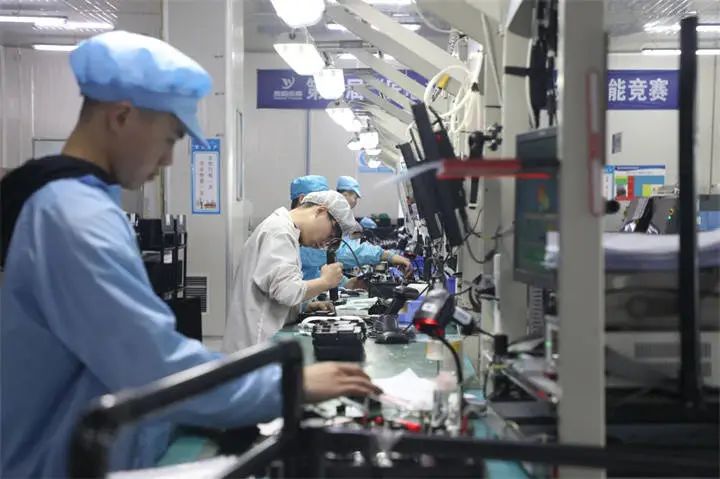 图为贵阳永青智控车间工人生产场景