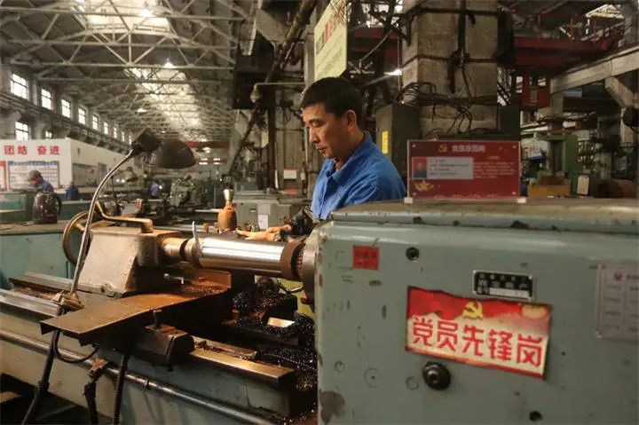 图为贵阳险峰工人正在加工产品的场景