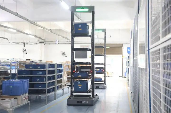 图为贵阳永青智控物流机器人小车