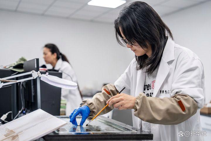 考古工作者对木简进行红外扫描（2025年4月24日摄）。新华社记者 胡超 摄