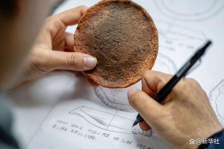 云南省文物考古研究所工作人员在绘制器物标本（2025年4月24日摄）。新华社记者 胡超 摄