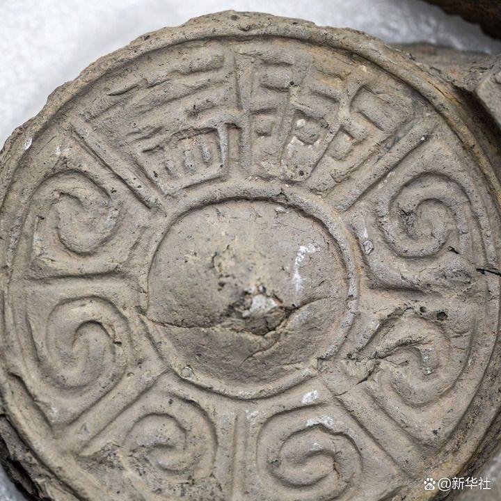 云南省昆明市晋宁区河泊所遗址出土的“益州”铭文瓦当（2025年4月24日摄）。新华社记者 胡超 摄