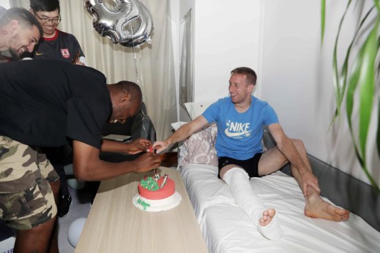 贝里奇右小腿骨折缺席赛季剩余比赛 苏帅带领全队为其庆生祝早日康复