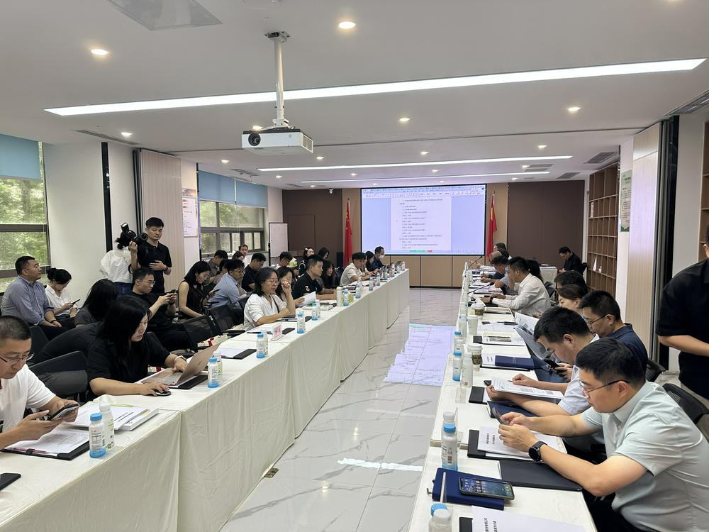 (新希望股东大会现场 财联社记者摄)