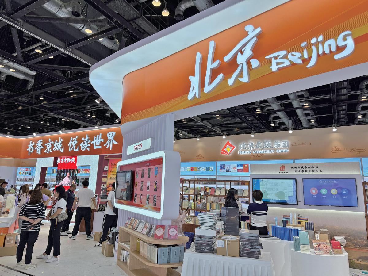 6月17日，国家会议中心北京展区，工作人员正在布展。　受访者供图