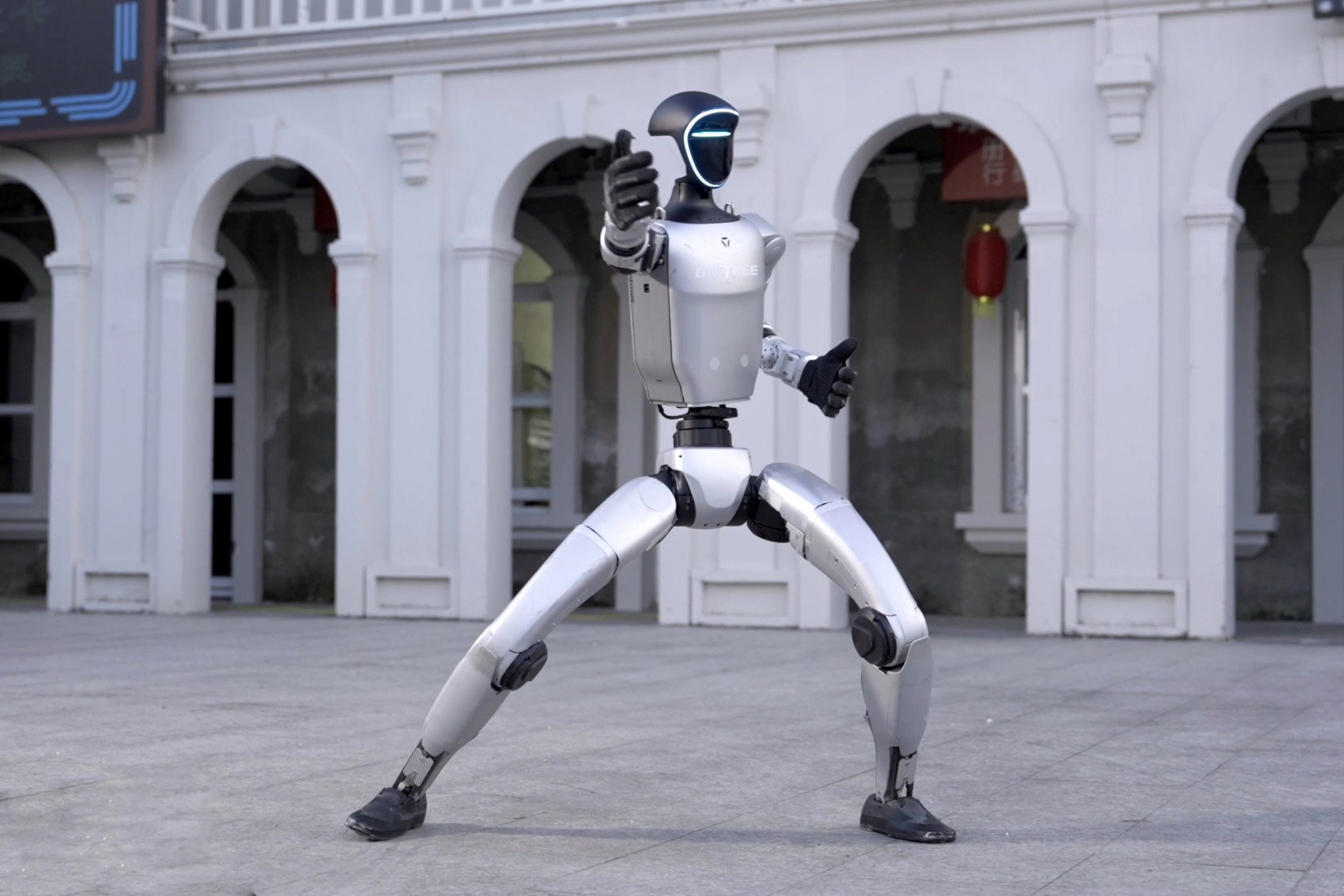 人形机器人(16.160, -0.43, -2.59%)演示竞技太极动作。受访者供图川观新闻记者