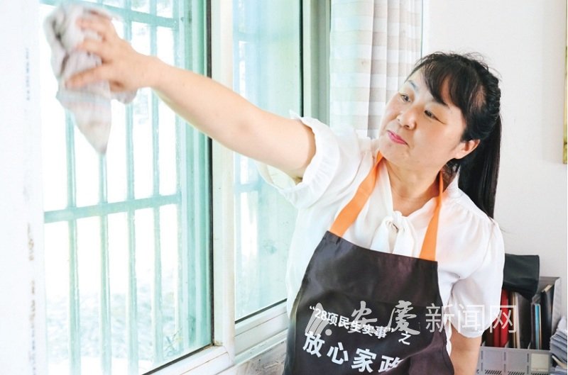 　　聂玉玲上门为客户打扫卫生。 通讯员 檀志扬 摄