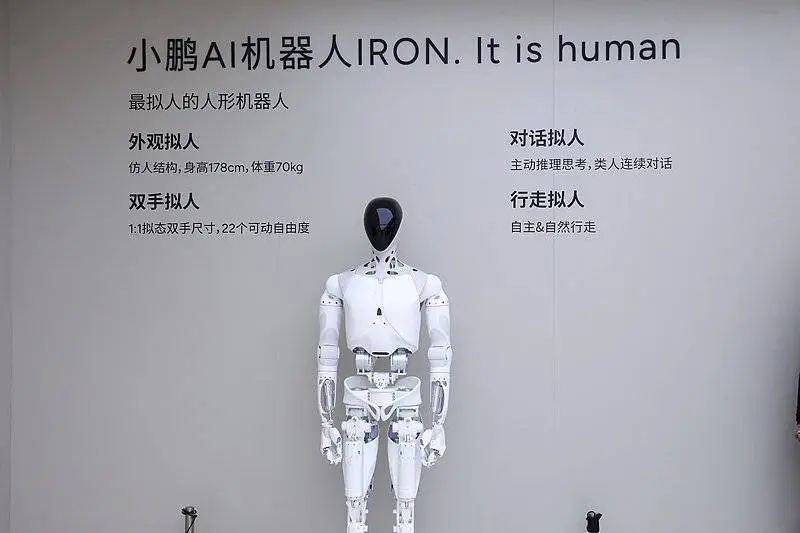 圖為上海車展期間小鵬展出的人形機器人IRON,是目前國尼馬有公開的車企機器人產品之一