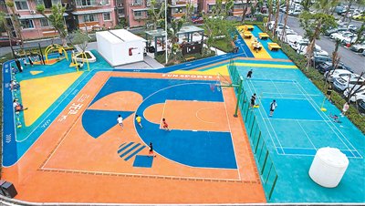 四川成都統籌推進城市更新和老舊小區改造,提升居民生活質量與城市品質,圖為居民在改造後的小區運動場健身。