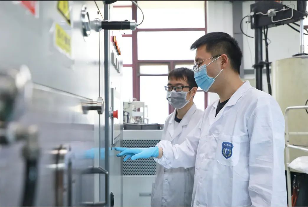 ▲高效热电材料与器件项目攻关突击队攻关现场。宁波材料所供图