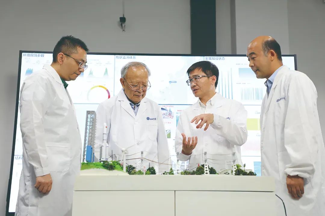 ▲海洋关键材料全国重点实验室科研人员探讨学术问题。