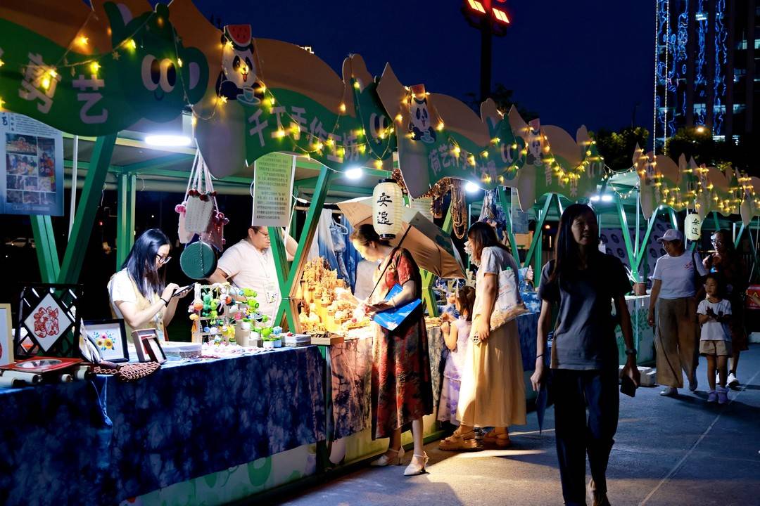 市民們夜間逛展