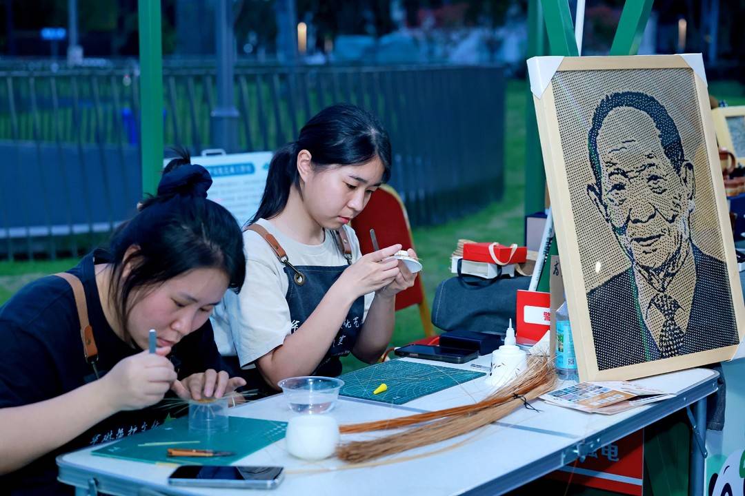 集市攤主正在展示他們的手工