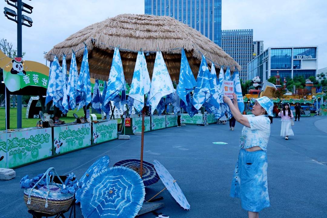 青杠染攤主正在佈置她的展區