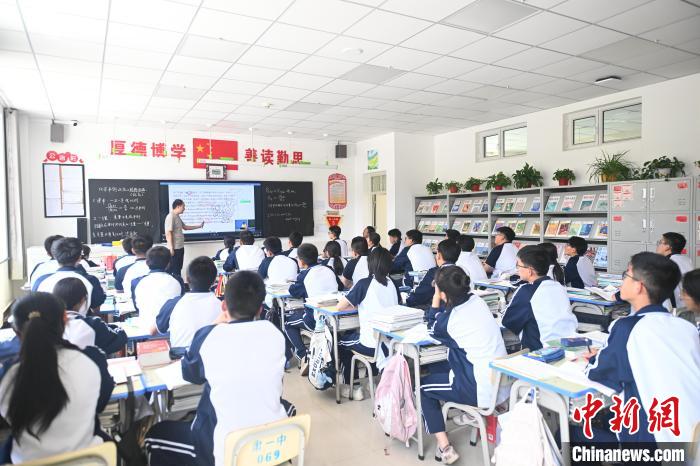 圖為肅南一中學生正通過直播與成都七中學生同步上課。李亞龍 攝