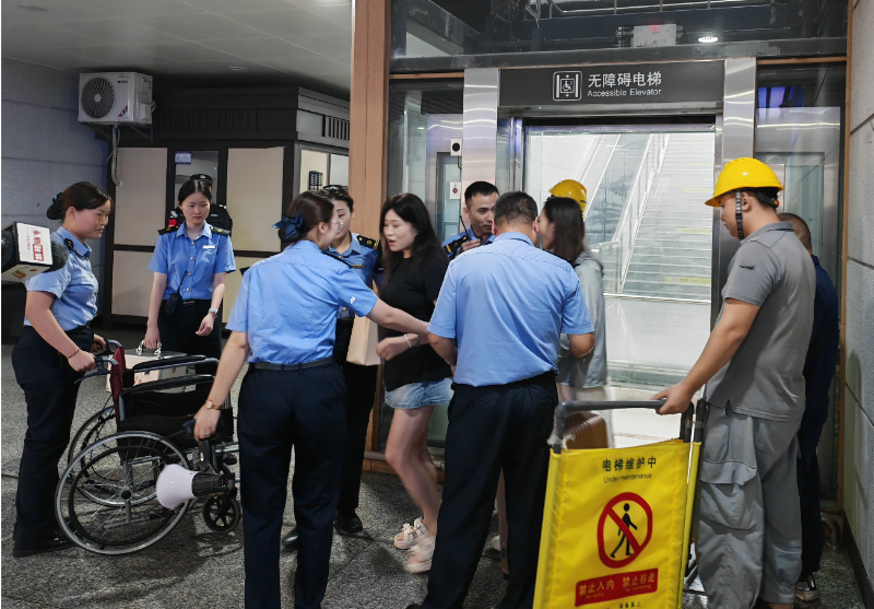 湖南省永顺县市场监管局开展高铁站电梯事故应急演练