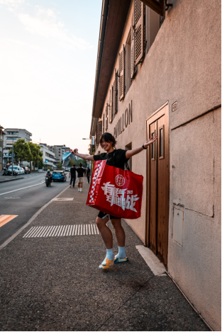(生脉饮显眼包在日内瓦大街小巷)