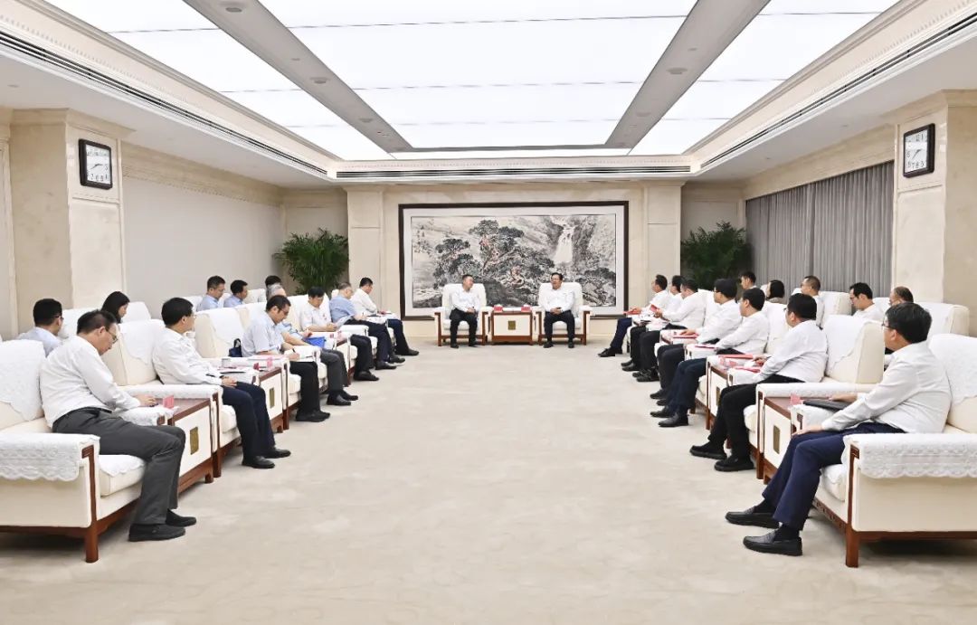 张国华与中国国新控股有限责任公司党委书记、董事长徐思伟一行举行工作座谈。刘向阳 摄