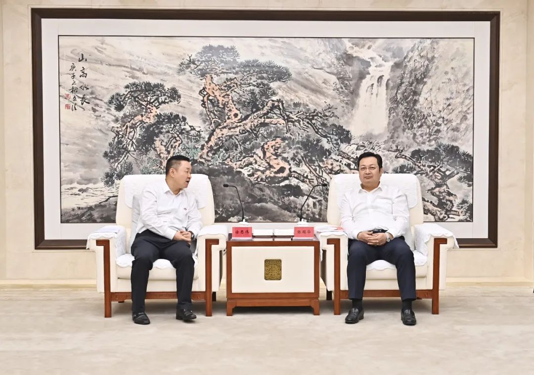 张国华与中国国新控股有限责任公司党委书记、董事长徐思伟一行举行工作座谈。刘向阳 摄