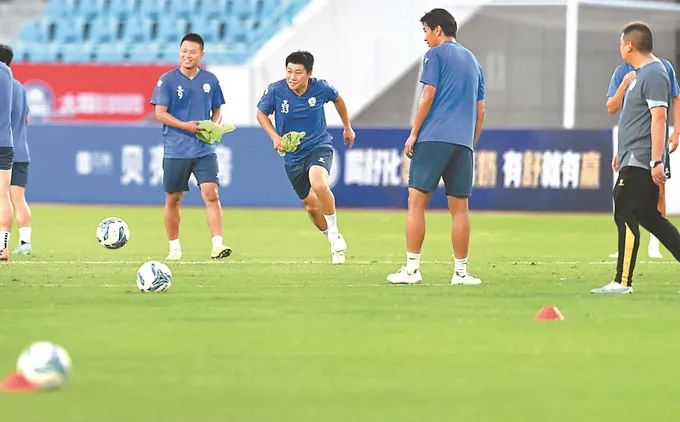 6月20日晚,“苏超”南京队进行赛前训练。(新华日报记者 吴俊 摄)