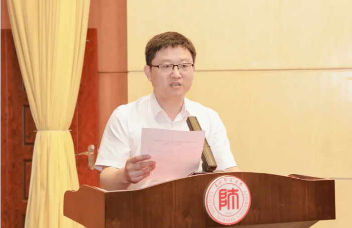 管新福宣读表彰决定