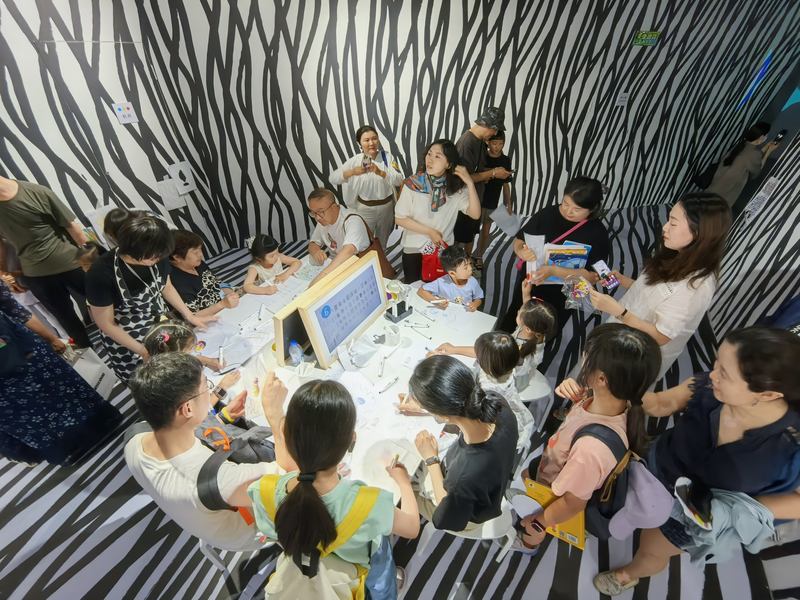 家长和孩子们参加“乱画游乐场”活动。张正晔 摄