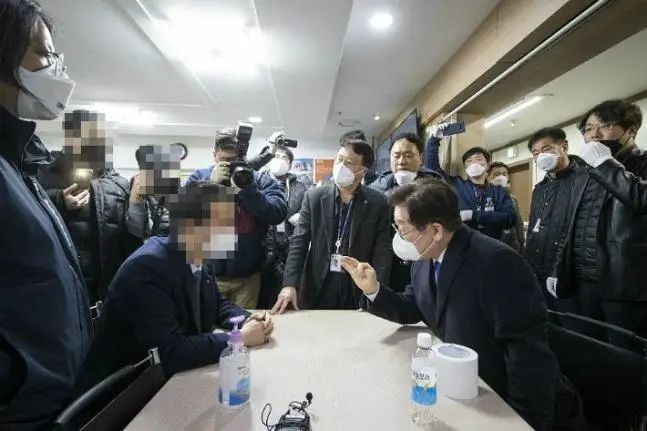 ▲2020年2月25日,时任韩国京畿道知事李在明来到“新天地教会”总部索要教徒名单。图片来源:央视新闻