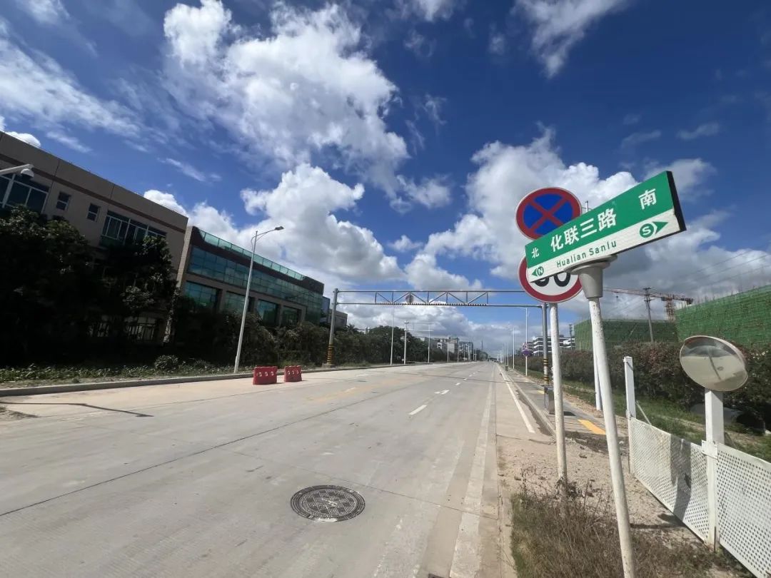 6月12日，化联三路两侧聚集了不少项目图片来源：每经记者吴泽鹏摄