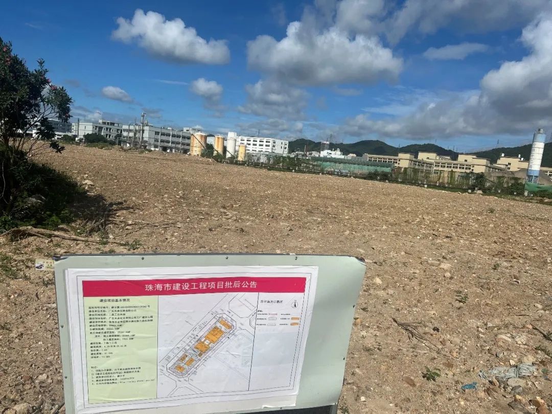 6月12日，地块已被平整完毕，现场竖有批后公告牌图片来源：每经记者吴泽鹏摄