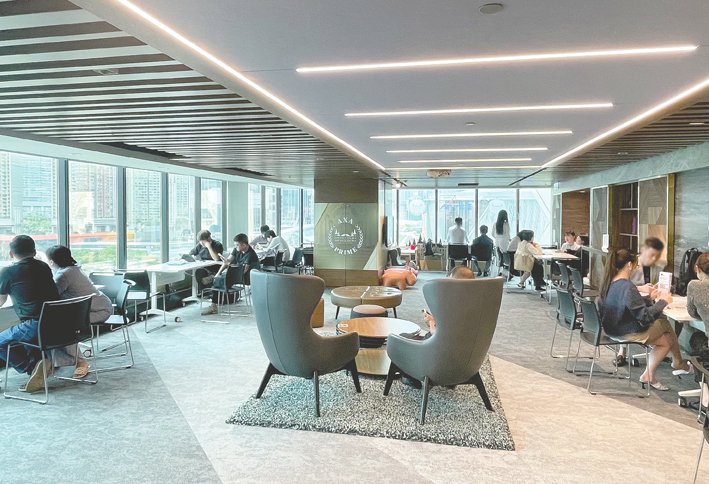 香港保险“限高”进入倒计时。图为每经记者近日探访期间,位于香港尖沙咀中港城的安盛保险签约中心内部情形。 每经记者 涂颖浩 摄