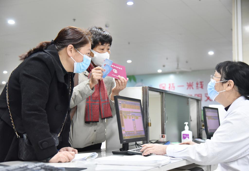 在福建省三明市沙县区总医院便民门诊窗口,群众在咨询特殊病种报销情况。新华社发(许琰 摄)