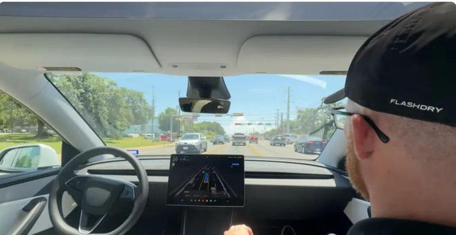 直线拉升，涨超10%！特斯拉自动驾驶出租车上线：一口价4.2美元，设有安全员！马斯克最新发文回应