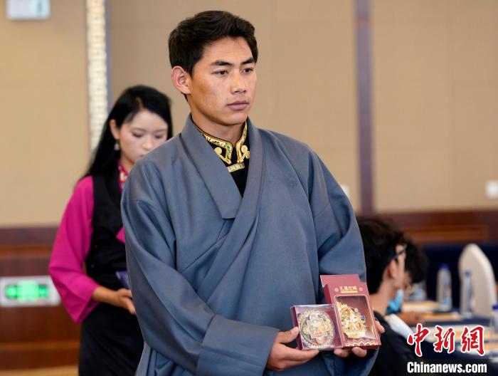 圖為首屆「聖地匠心·禮遇拉薩」拉薩遊禮文創產品大賽決賽現場的作品展示。李林 攝