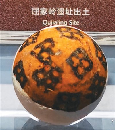 屈家嶺文化陶球。本報記者 田豆豆攝