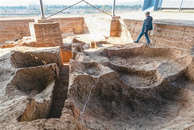 2023年12月,考古人員在屈家嶺遺址F38現場進行考古工作。新華社記者 肖藝九攝
