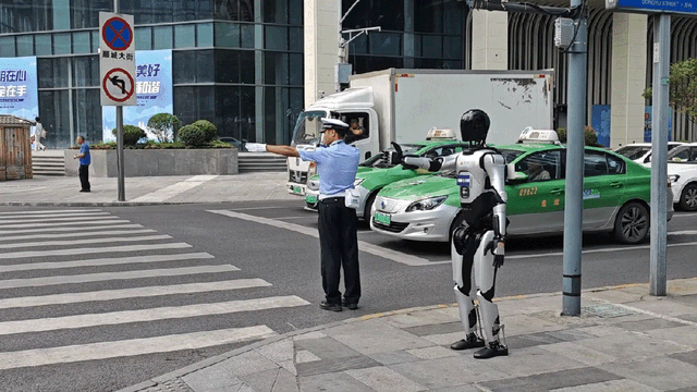 红灯时,交警引导车辆通行,“通天晓”劝导拦停行人 图片来源:阿加犀智能科技