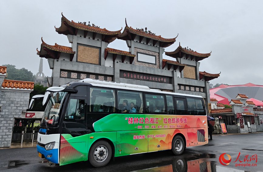 紅色旅遊巴士。人民網記者 朱曉玲攝