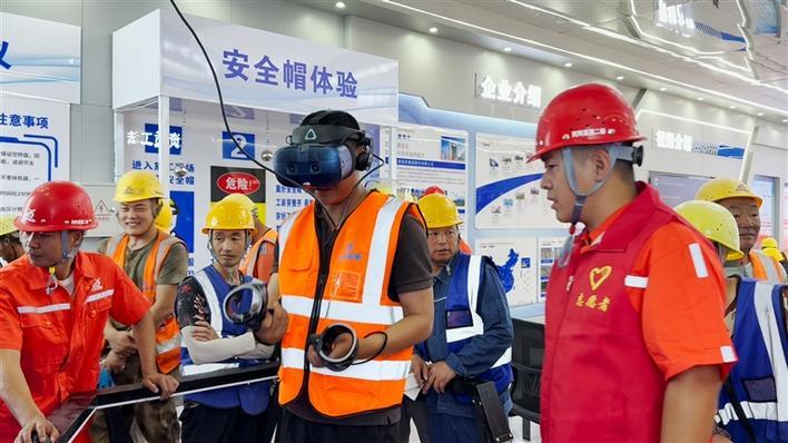 G3036阿克苏至阿拉尔高速公路工程项目部组织作业班组开展VR安全模拟体验（摄于6月16日）。曾雷 摄