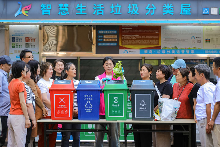 2025年6月4日,在山东省青岛市李沧区浮山路街道旭东社区,宣讲员为居民讲解垃圾分类知识。新华社记者 张鹰 摄
