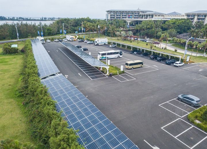 2025年3月16日在海南博鳌零碳示范区拍摄的建有光伏发电设备的停车场(无人机照片)。新华社记者 蒲晓旭 摄