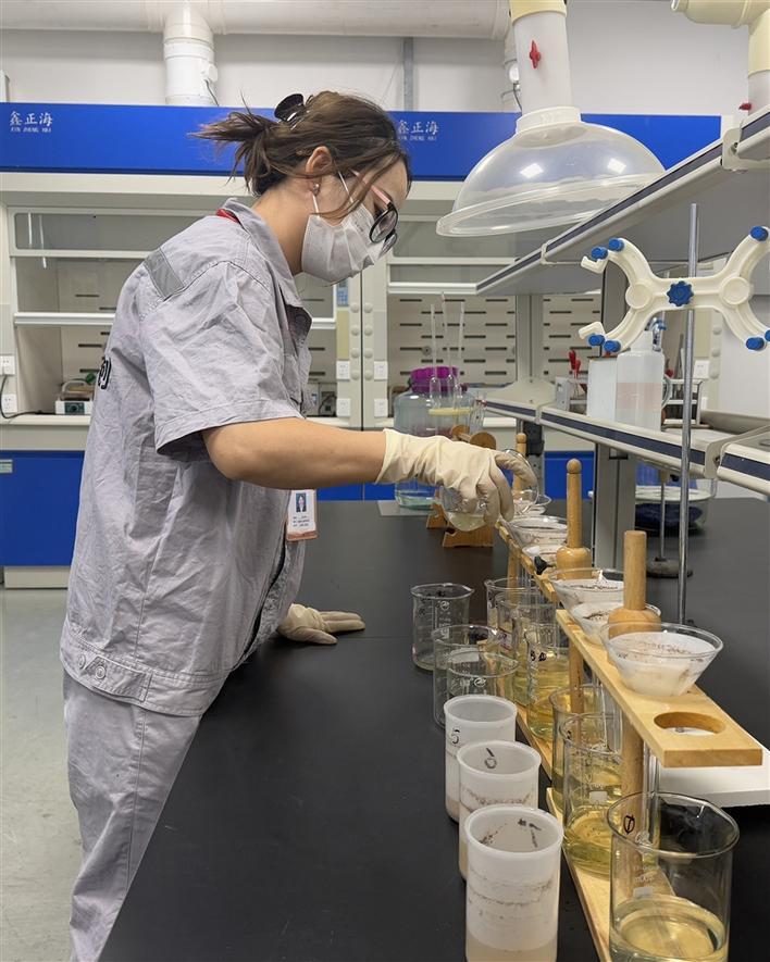 新疆北新科技创新咨询有限公司科研人员正在进行土壤的易溶盐试验检测(摄于6月12日)。 兵团日报常驻记者 潘彩兰 摄