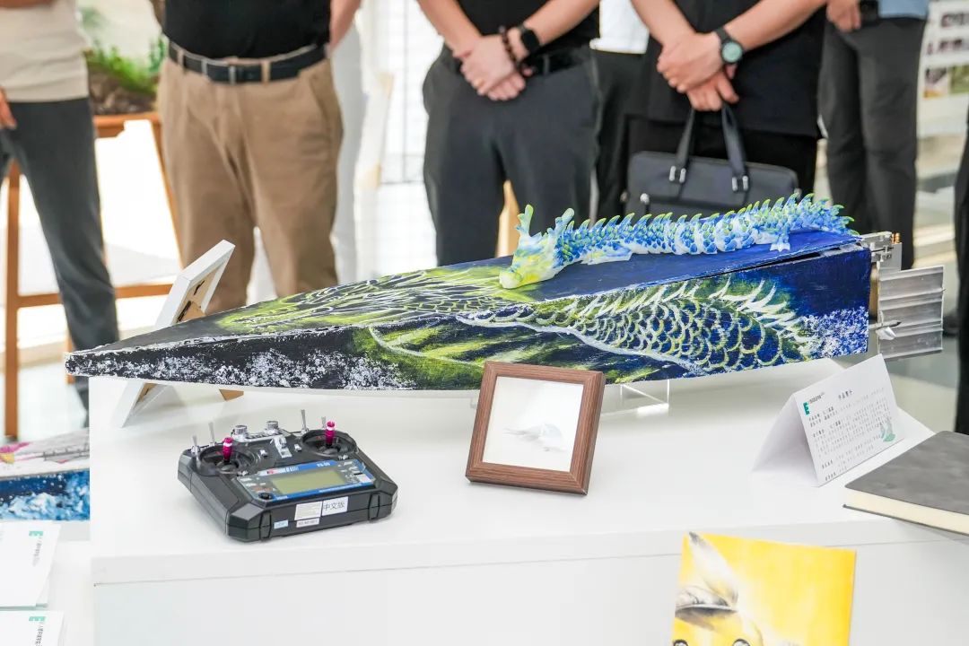 学生们用非遗刀画所制作的船体。