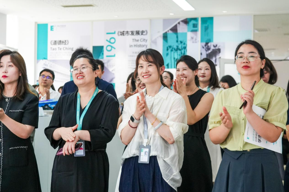 参与课程展的嘉宾老师为学生们由衷喝彩。